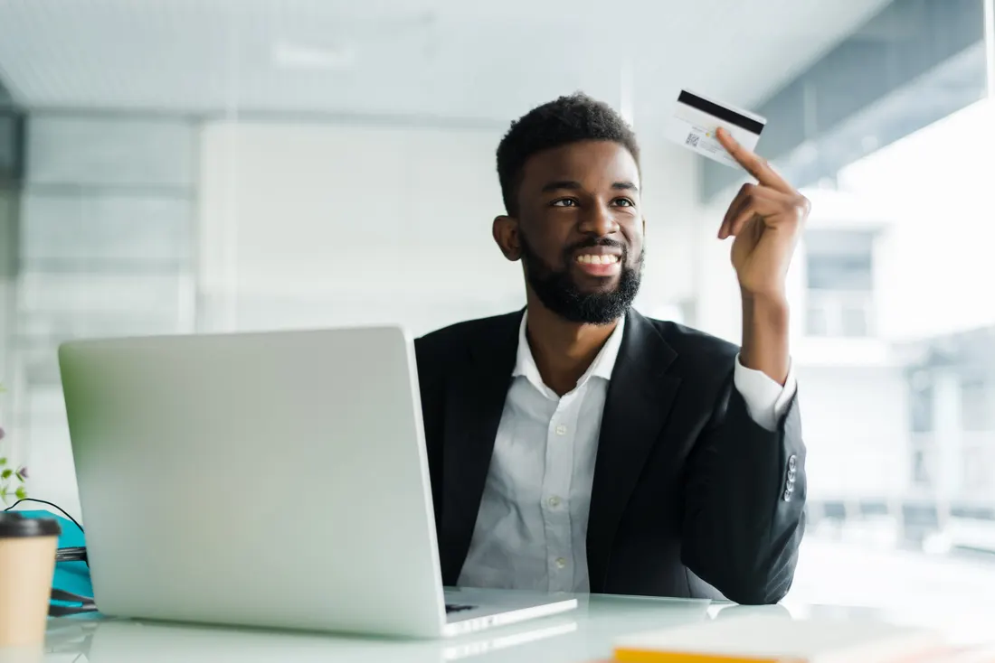 Cliente satisfeito a gerir as suas finanças